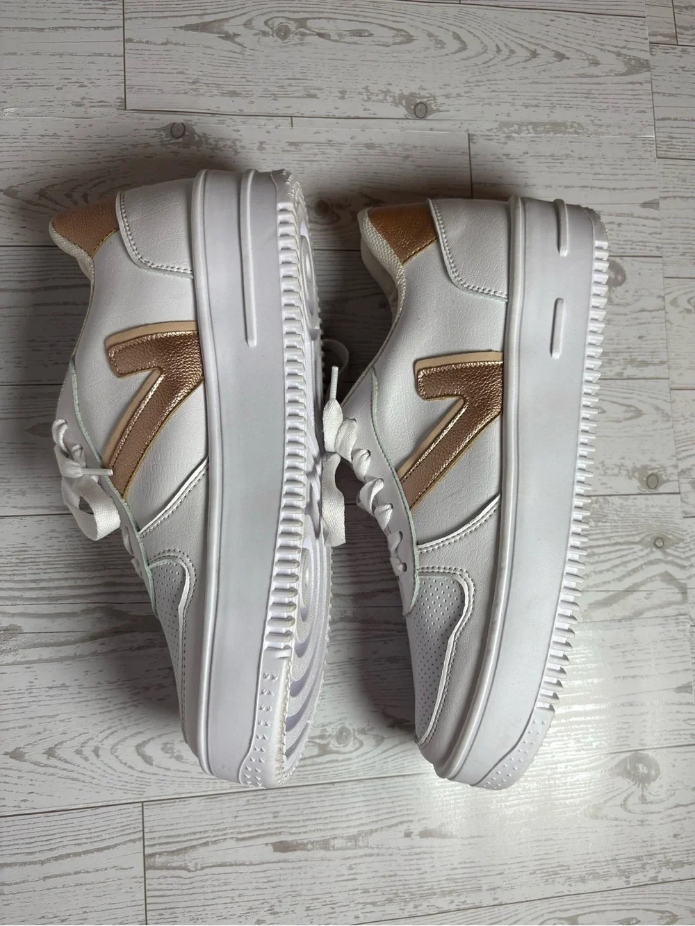 Viva Rose Gold Sneakers size 9 women’s